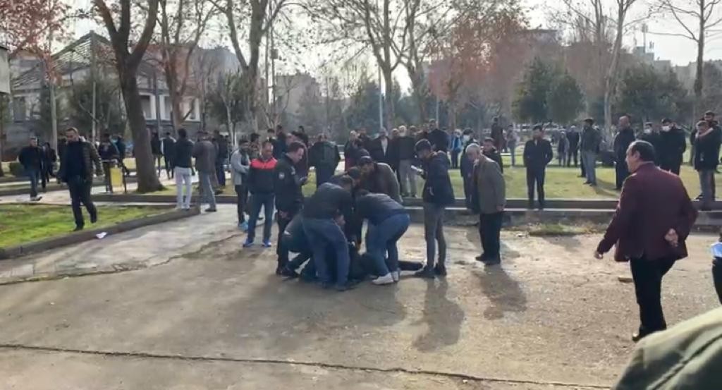 Parkta yürüyen genç bıçaklı saldırıya uğradı, 2 kişi gözaltına alındı