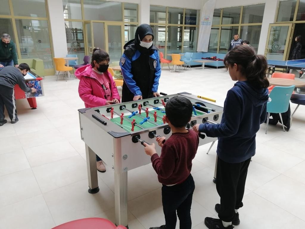 Polis hem bilgilendirdi hem eğlendirdi