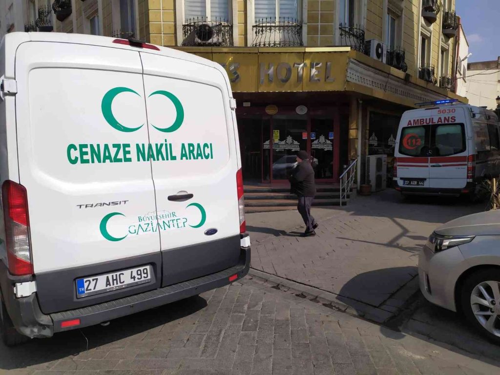 Polis memuru otel odasında ölü bulundu