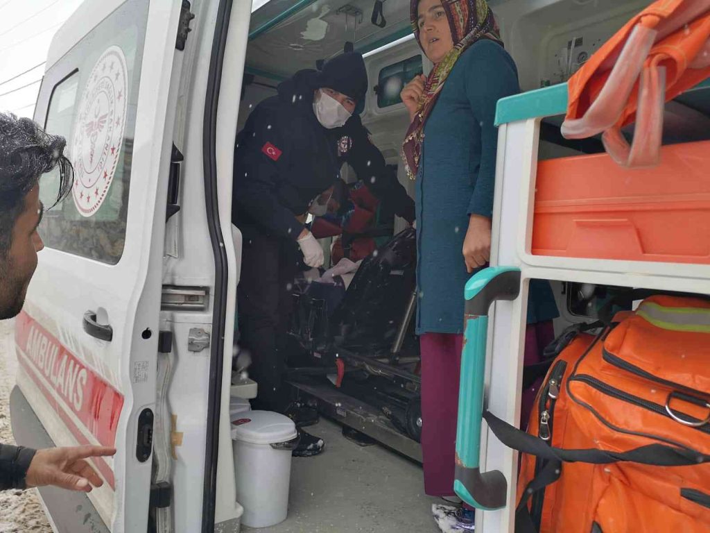 Rabia bebek, 4 saatlik yol açma çalışmasından sonra hastaneye ulaştırıldı