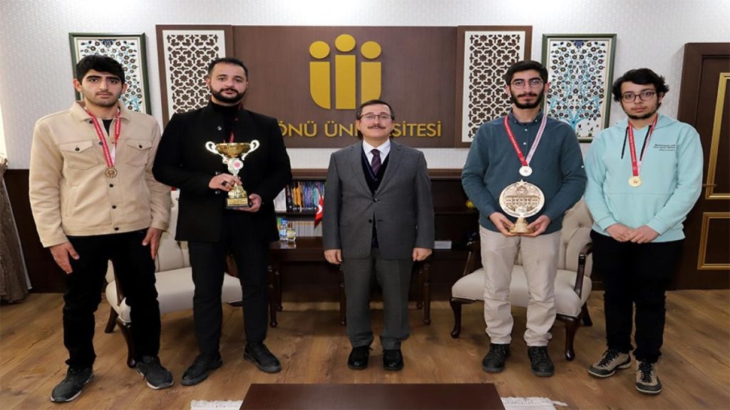 Rektör Kızılay’dan başarılı sporculara hediye