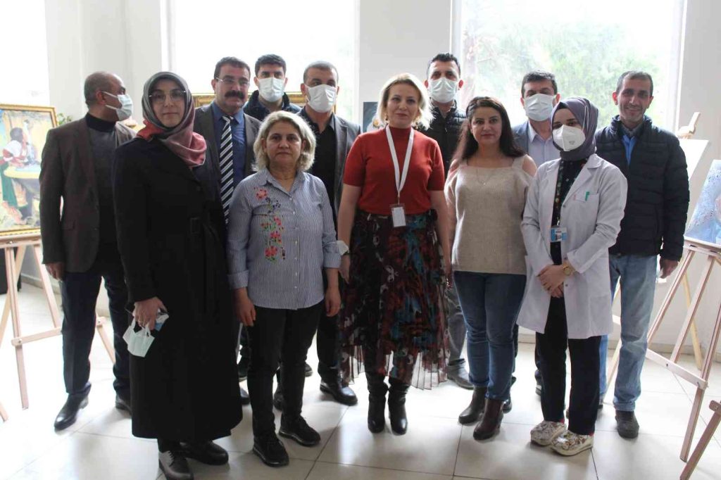 Sağlıkçılardan salgında kaybettikleri meslektaşlarının anısına resim sergisi