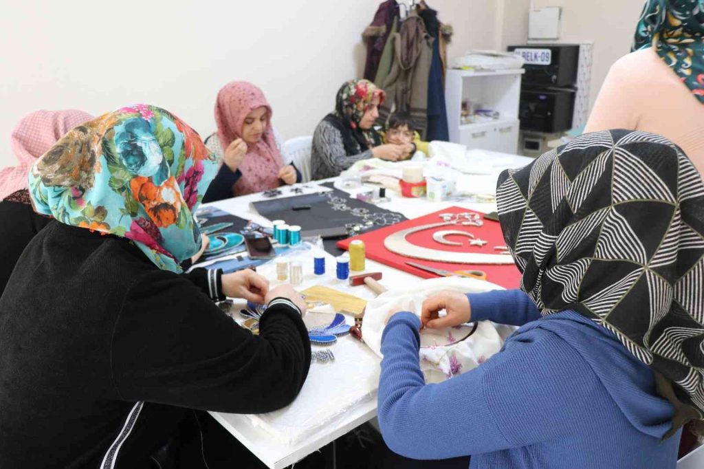 Şanlıurfa’da anneler öğreniyor çocuklar eğleniyor