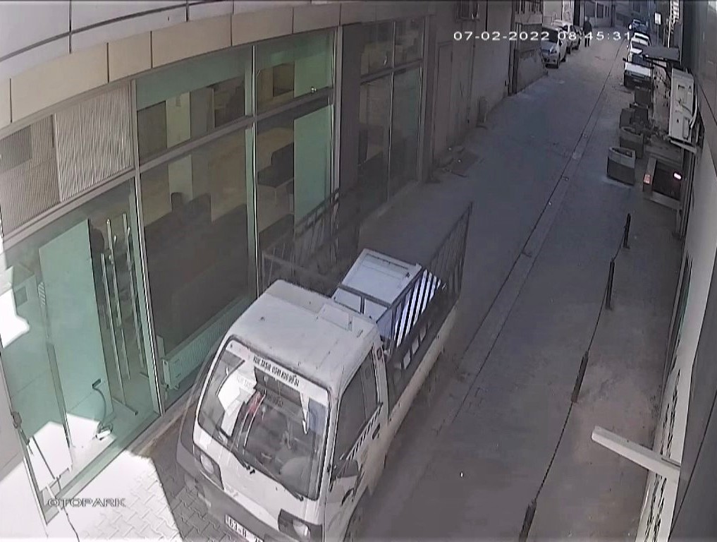 Şanlıurfa’da hırsız binanın kapı ve pencerelerini çaldı