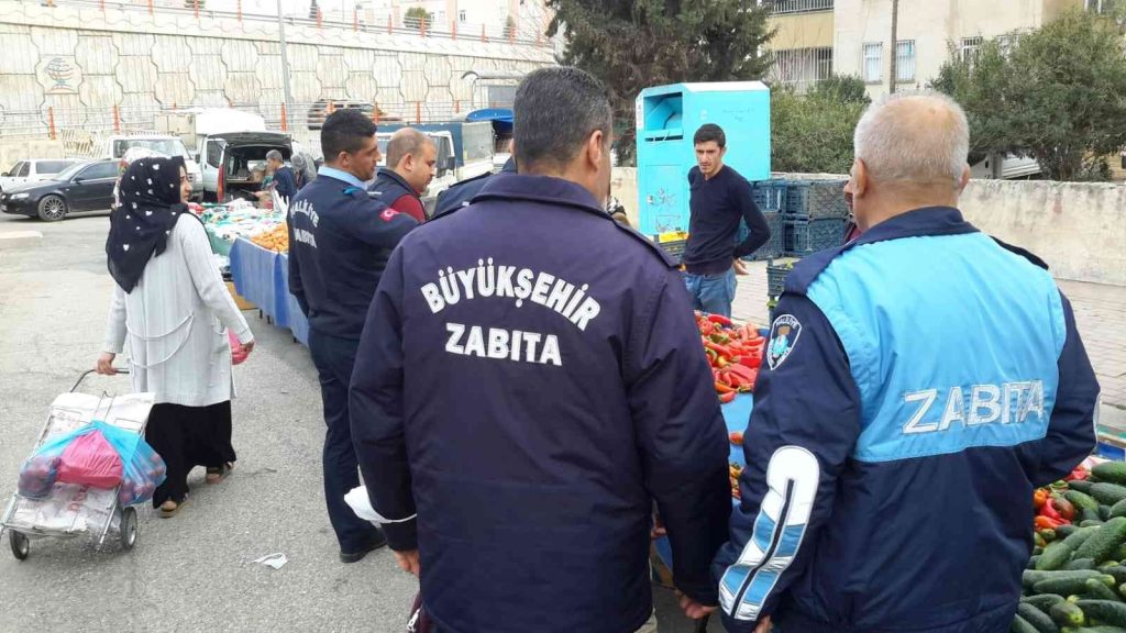 Şanlıurfa’da kurallara uymayan 24 pazarcı esnafına ceza yazıldı