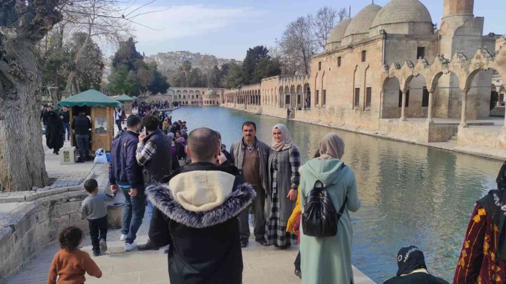 Şanlıurfalılar güneşli havanın tadını çıkardı