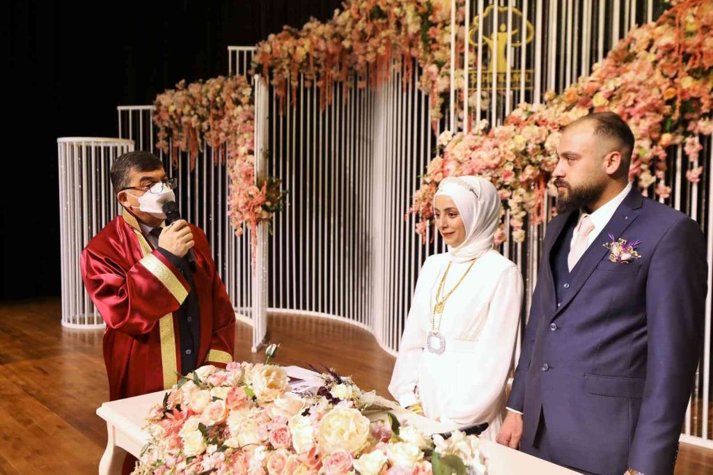Sevgililer gününde mutluluğa ’’evet’ dediler