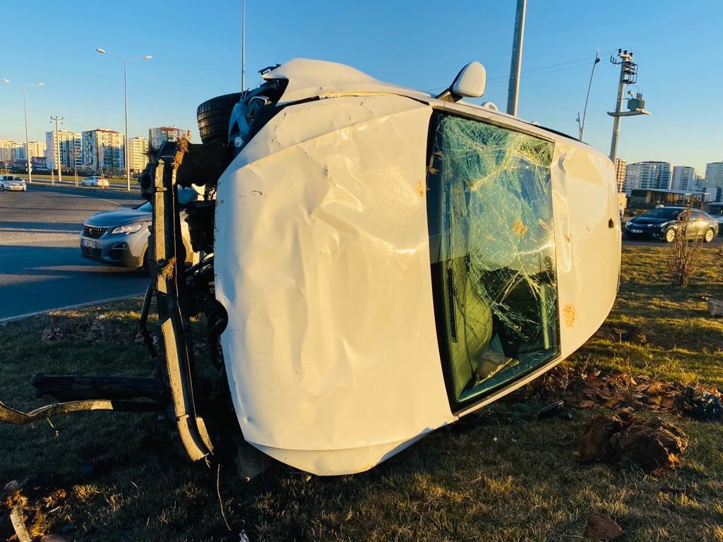 Takla atan otomobil hurdaya döndü, sürücü araçtan yara almadan çıktı