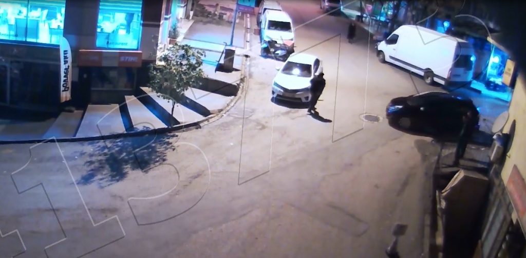 Telefonla konuşurken iki aracın arasından kalmaktan son anda kurtuldu