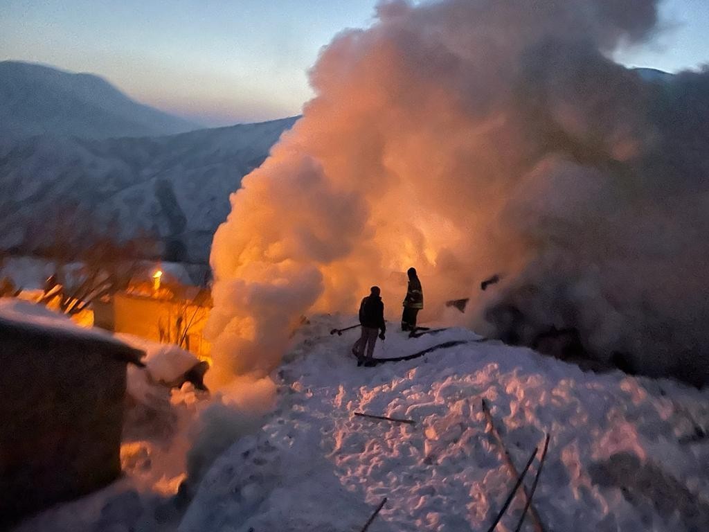 Tunceli’de çıkan yangında ev ve ahır kullanılamaz hale geldi