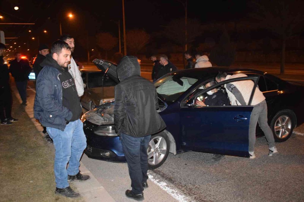 Üç aracın karıştığı zincirleme kazada 2 kişi yaralandı