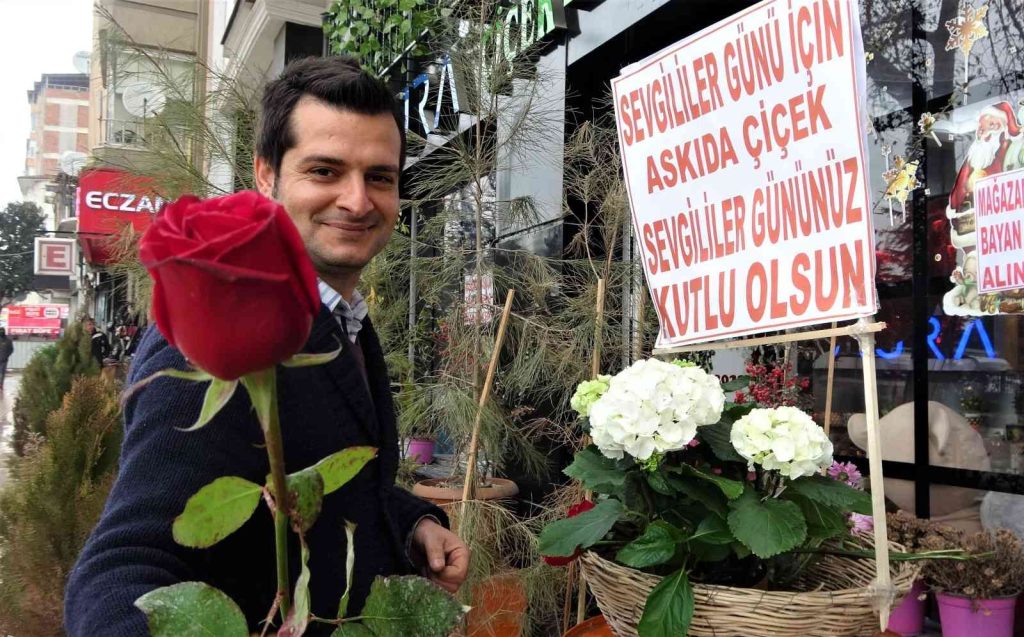 Üniversitedeyken sevdiğine hediye alamayan çiçekçiden ‘Askıda Çiçek’ kampanyası