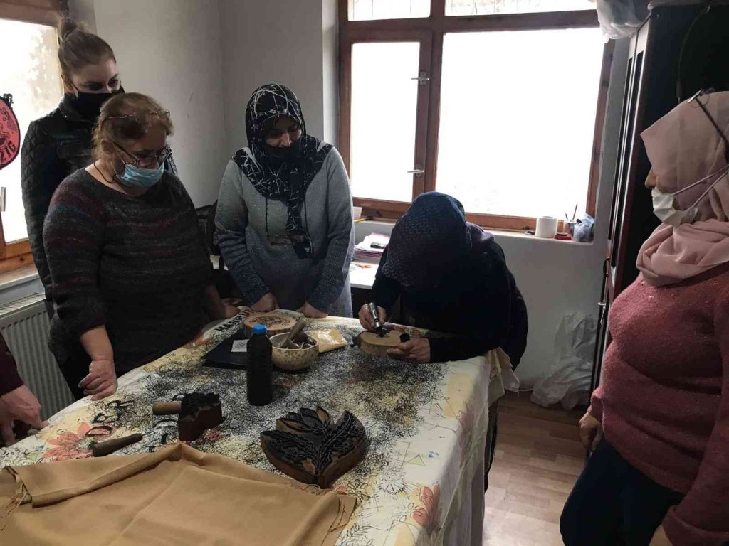 Unutulmaya yüz tutmuş ‘Çit baskı sanatı’ ev kadınlarının elinde hayat buluyor