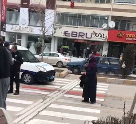 Valilik önünde boynuna bıçağı dayayan kadını polis ikna etti