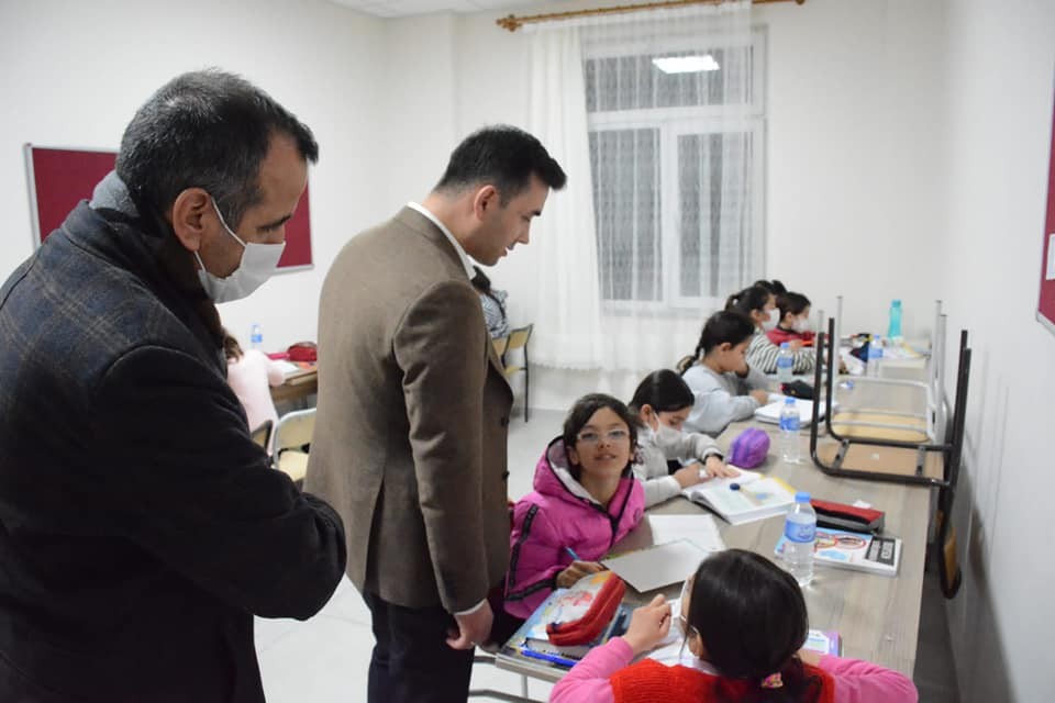 Yedisu Kaymakamı Kaya, öğrencilerle vakit geçirdi