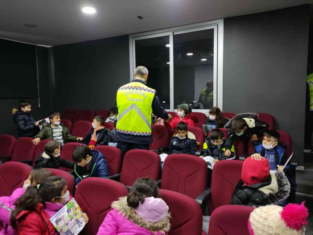 Yedisu’da öğrencilere trafik eğitimi verildi