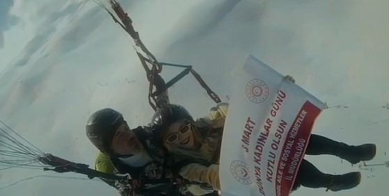 2 bin 300 metre yükseklikte Kadınlar Gününü kutladılar