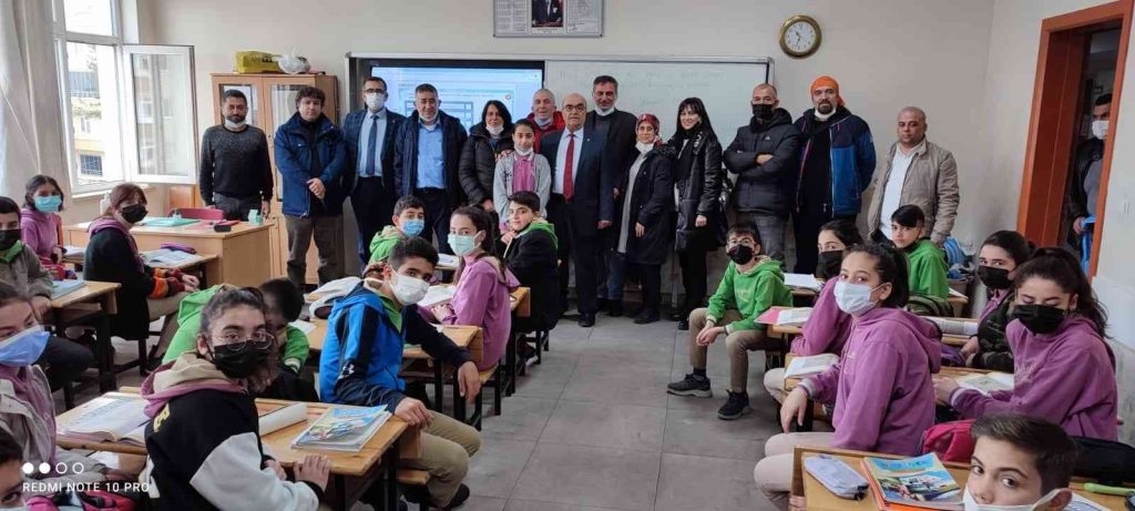 40 yıllık öğretmene ilk öğrencilerinden sürpriz ziyaret