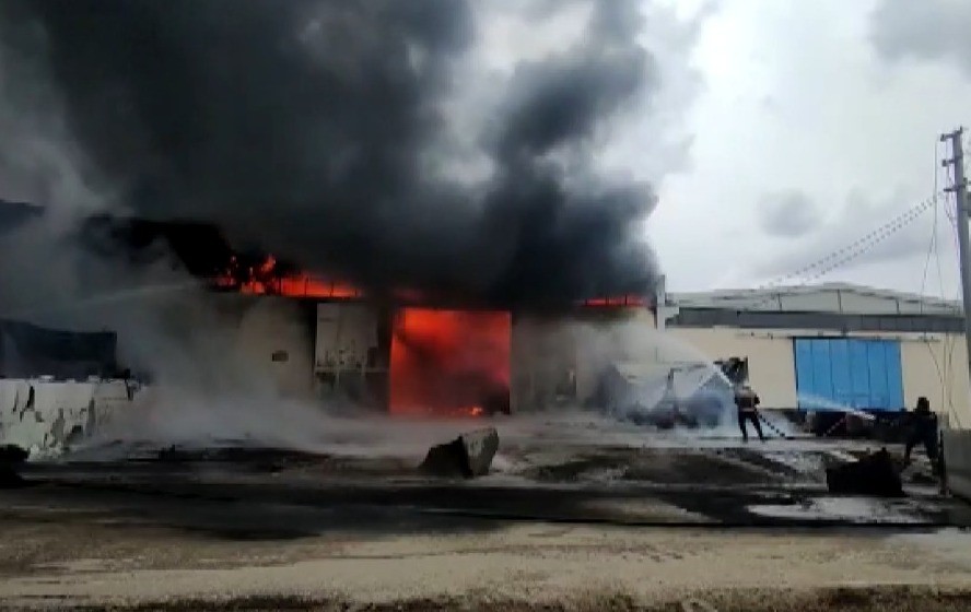 Alev alev yanan atölye yangını kontrol altına alındı