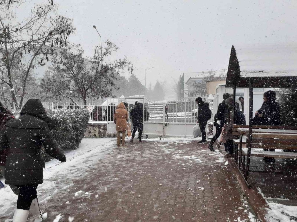 Arguvan’da gençlerin kar sevinci