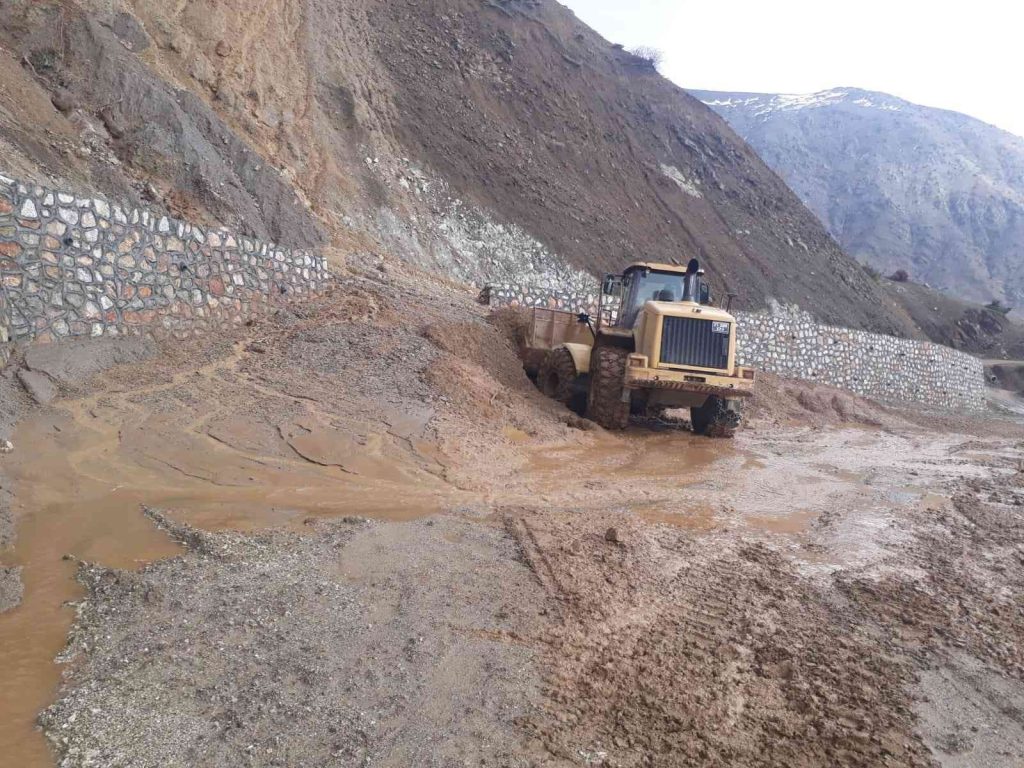 Aşırı yağış alan Kulp’ta bozulan yollar onarıldı