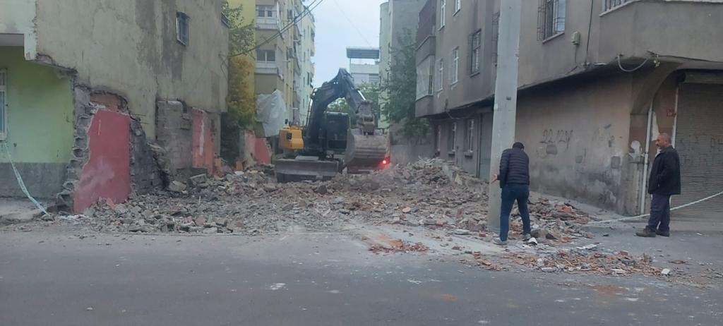 Bağlar’da 3 yılda 401 adet metruk yapı yıkıldı