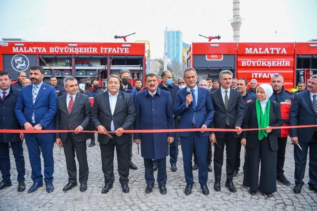 Bakan Özer, Malatya Büyükşehir Belediyesini ziyaret etti