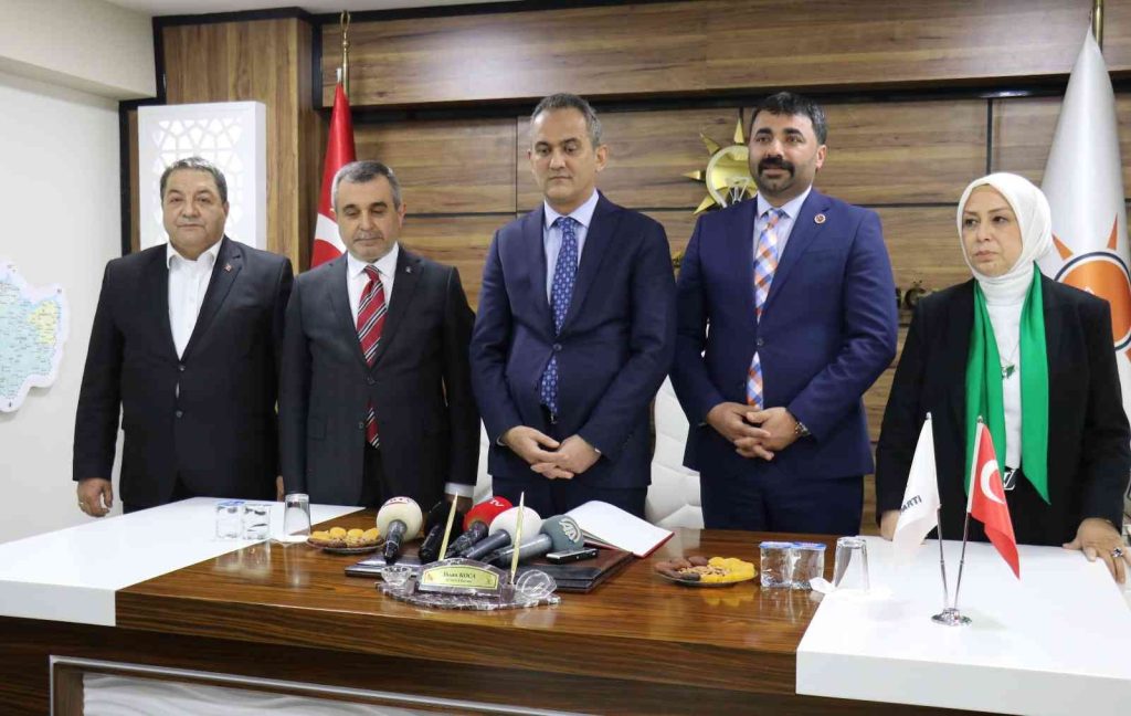 Bakan Özer’den AK Parti Malatya il teşkilatına ziyaret