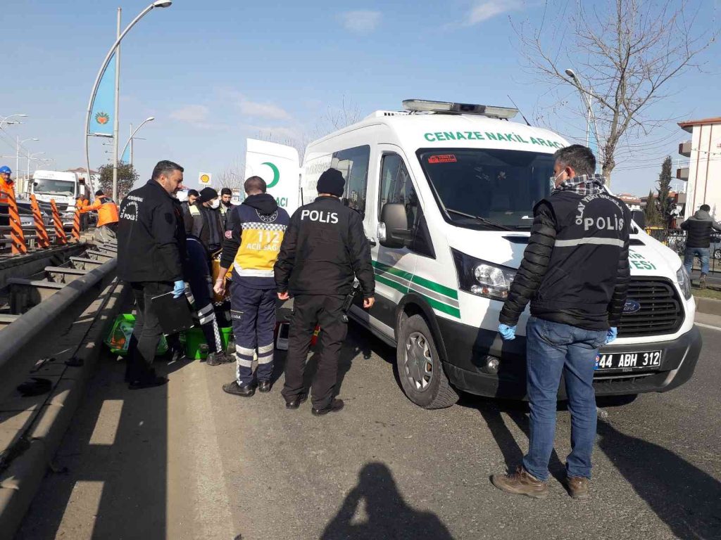 Bariyerlere çarpan araç takla attı: 1 ölü, 2 yaralı