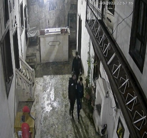 Basın bürosuna giren hırsızı gazeteciler yakaladı