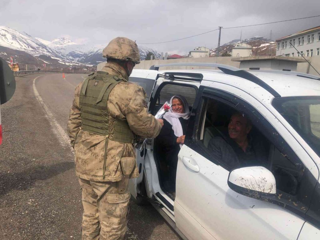 Bingöl’de jandarma kadınlara karanfil verdi, KADES’i tanıttı