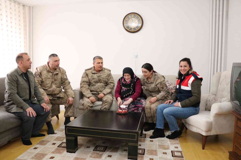 Bingöl’de jandarma yaşlıları ziyaret etti