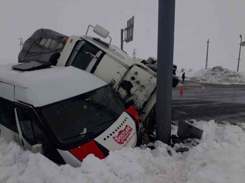 Bingöl’de minibüs ile kamyon çarpıştı: 4 yaralı