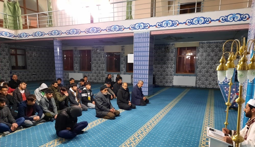Bingöl’de öğretmenler ve öğrenciler sabah namazında buluştu
