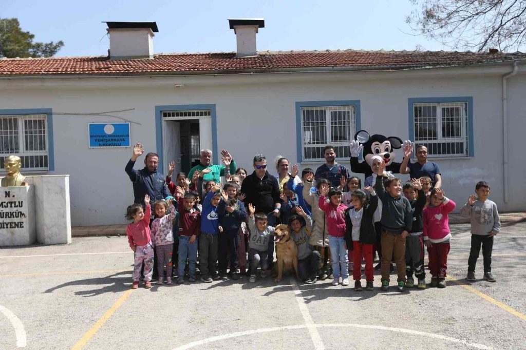 Büyükşehir miniklere hayvan sevgisi aşılıyor