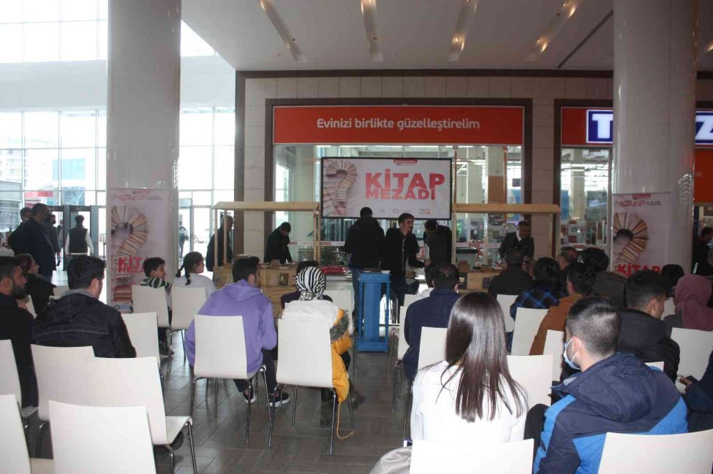 Ceylan Karavil Park AVM’de ’kitap mezadı’