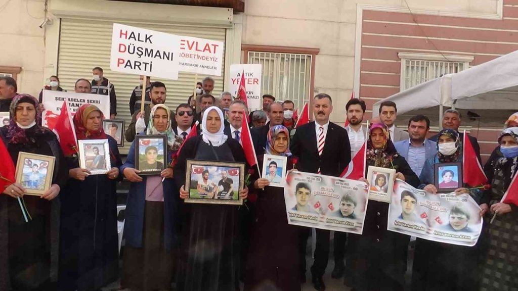 Cumhurbaşkanı Başdanışmanı Minder, evlat nöbetindeki ailelerle buluştu