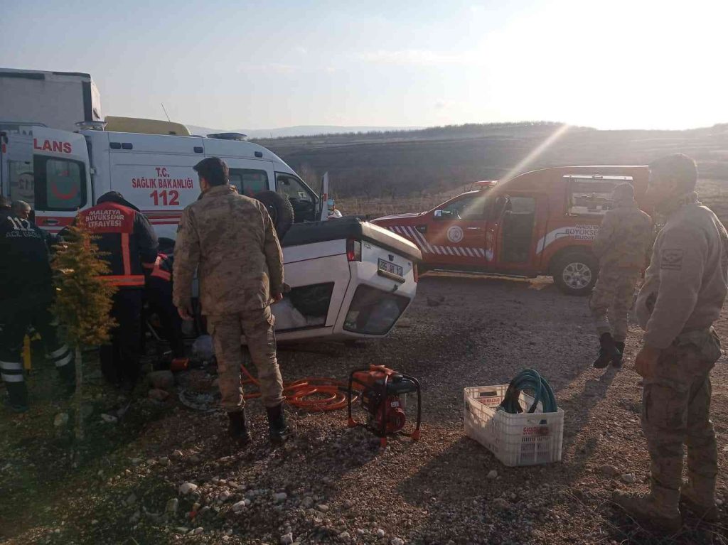 Darende’de otomobil takla attı: 2 yaralı