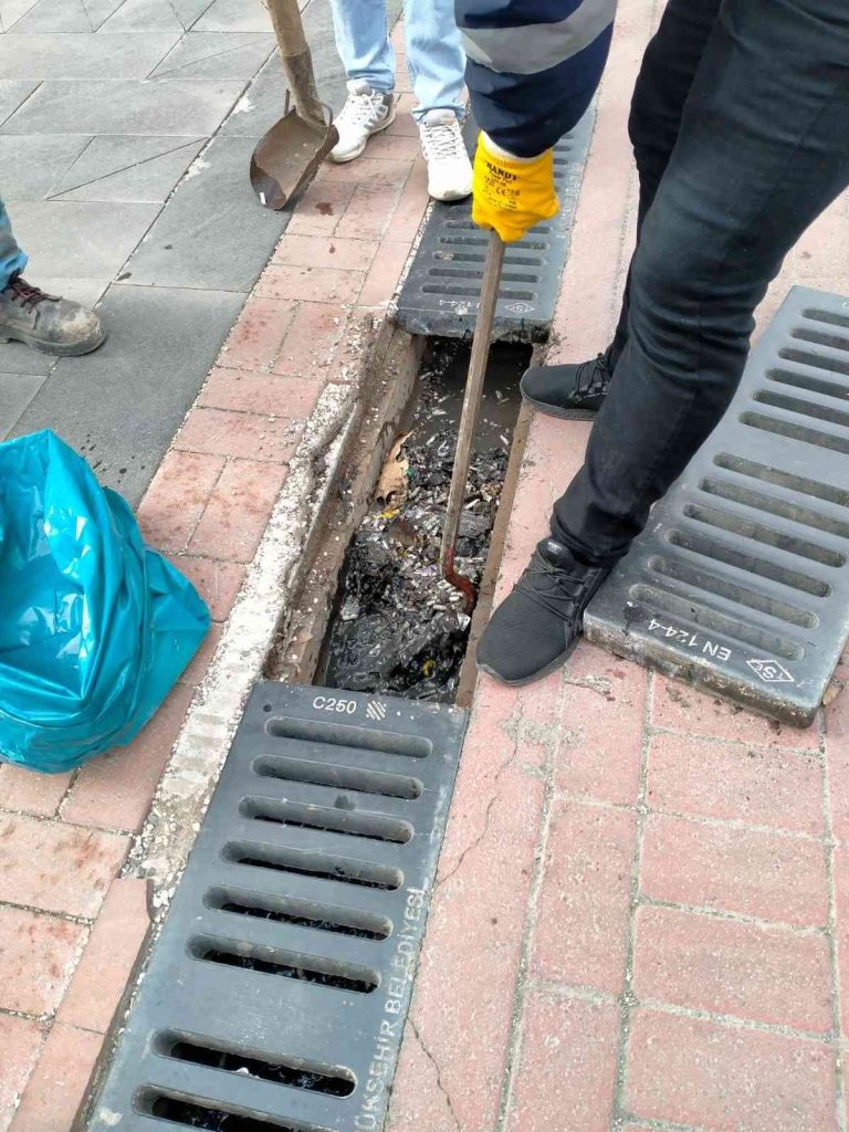 DİSKİ, yağmur suyu ızgaralarında detaylı temizlik çalışması yaptı