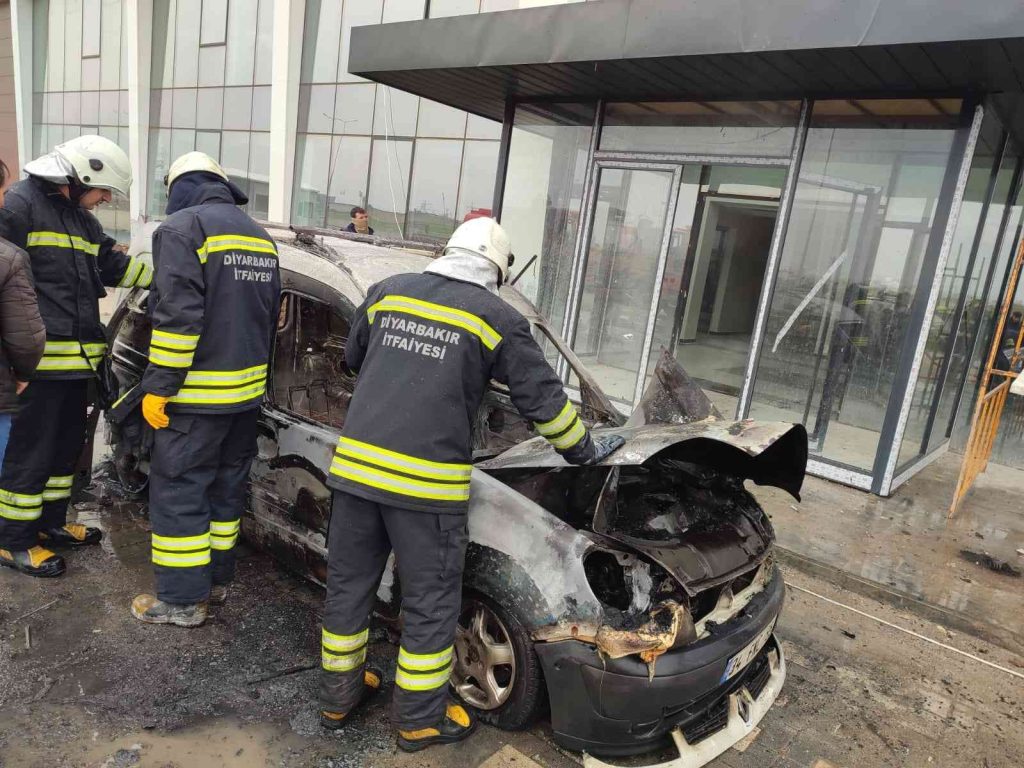 Diyarbakır’da alevlere teslim olan hafif ticari araç kullanılamaz hale geldi