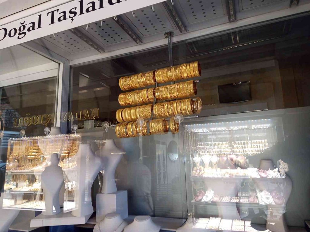 Diyarbakır’da bir kuyumcu sahte altın bilezikleri tezgaha dizip sırra kadem bastı