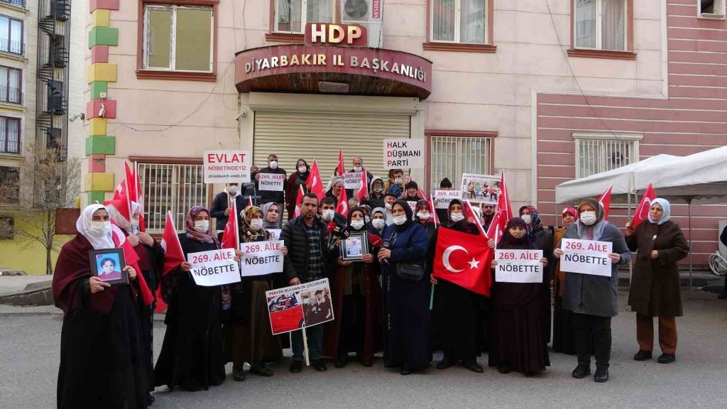 Diyarbakır’da evlat nöbetinde olan aileler direndikçe sayıları artıyor