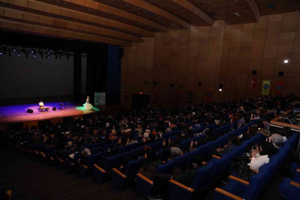 Diyarbakır’da Ney sesi ile bütünleşen söyleşiye yoğun ilgi
