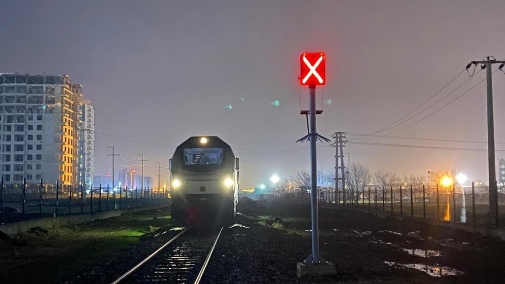 Diyarbakır’da trenin çarptığı genç kız ağır yaralandı