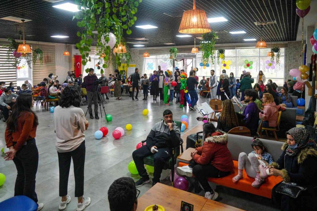 Diyarbakır’da üniversite öğrencileri engellileri yalnız bırakmadı