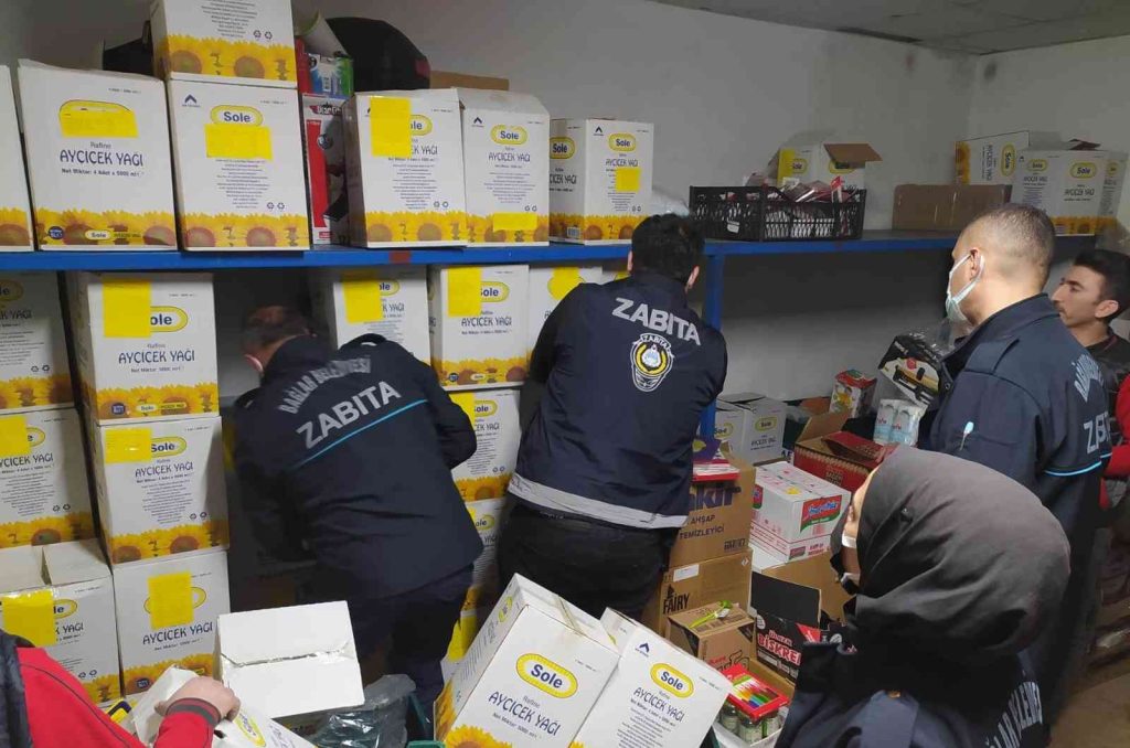 Diyarbakır’da yağ stoklayan marketlere belediyeden gece baskını