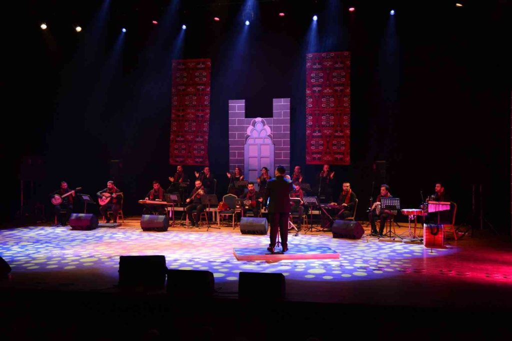 Diyarbakırlılar Eyvan Grubu ve Elazığ Çayda Çıra Topluluğu kardeşlik konserinde eğlendi