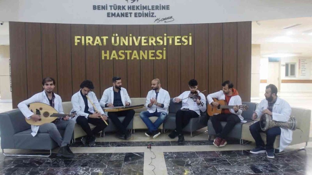 Doktor ve öğrencilerin ’Korosu’ şiddete karşı sağlıkçıların sesi oldu