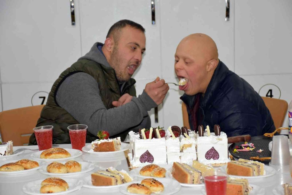 Down sendromlu iki arkadaşın duygusal buluşması