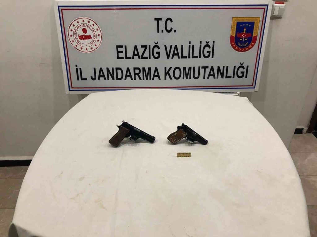 Elazığ’da 2 adet ruhsatsız tabanca ele geçirildi